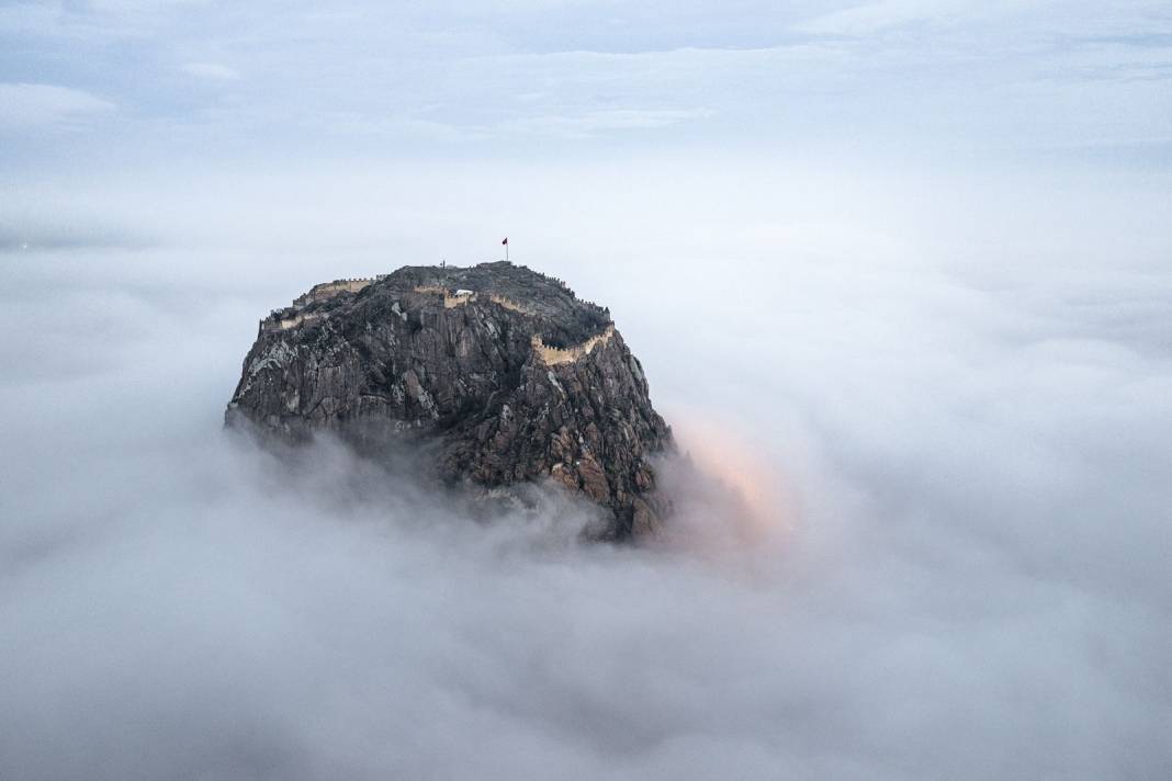 Yüzüklerin Efendisi sahnesi değil, burası Türkiye! Şehir kayboldu, tarihi kale 'Gökyüzü Adası'na dönüştü 1